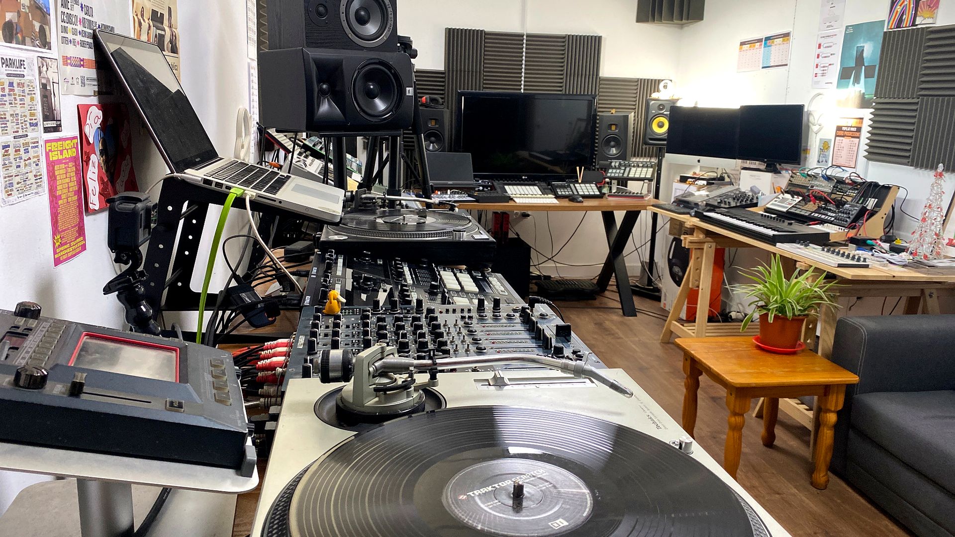 Cabina DJ real de STUDIO7 para clases de DJ con vinilo, mesa de mezclas y equipo profesional en Roquetas de Mar