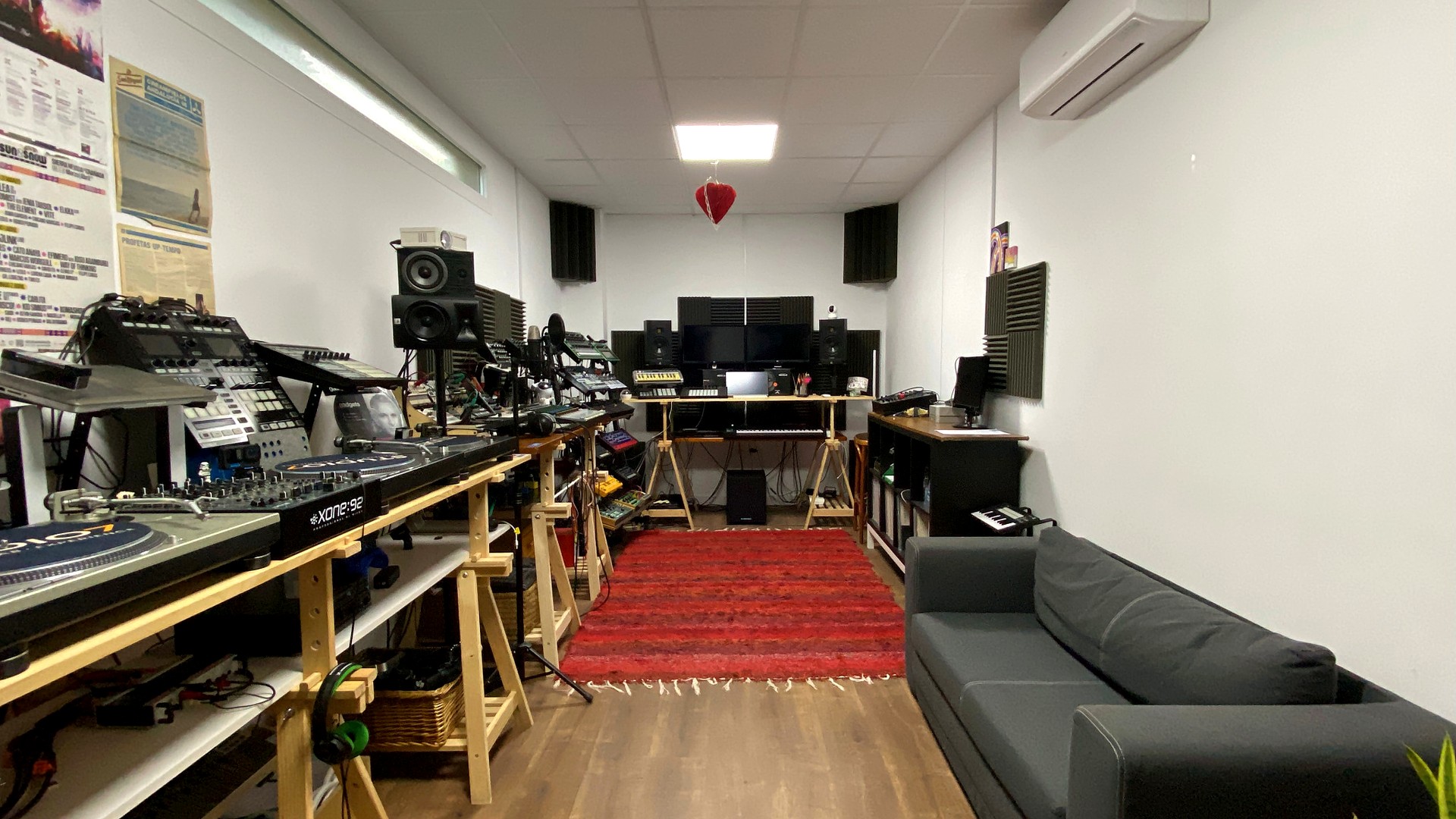 Estudio musical STUDIO7 en Roquetas de Mar preparado para clases de DJ, grabación de voz y experiencias musicales