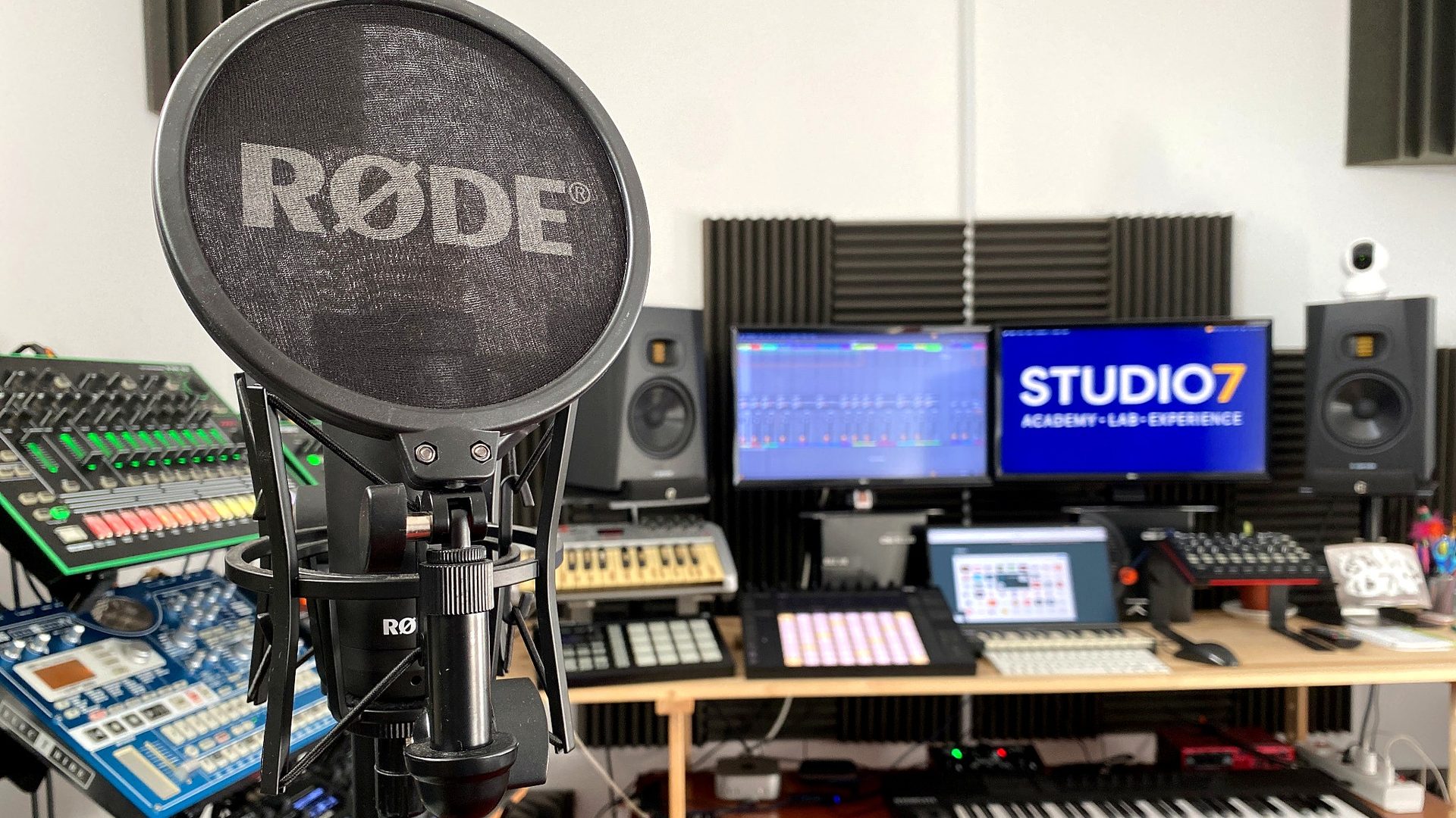 Micrófono RØDE en el estudio de grabación de voz de STUDIO7
