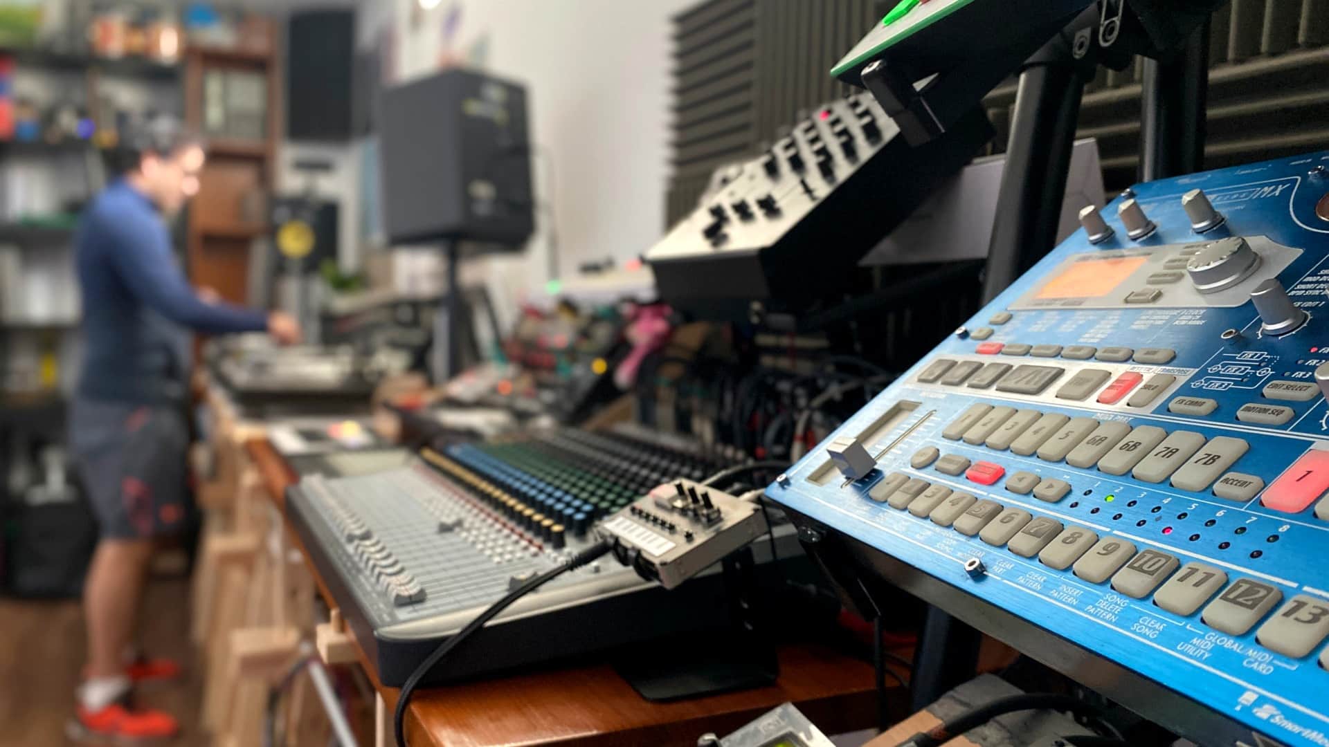 Hardware de estudio musical en STUDIO7 para clases de DJ, grabación de voz y experiencias musicales en Roquetas de Mar