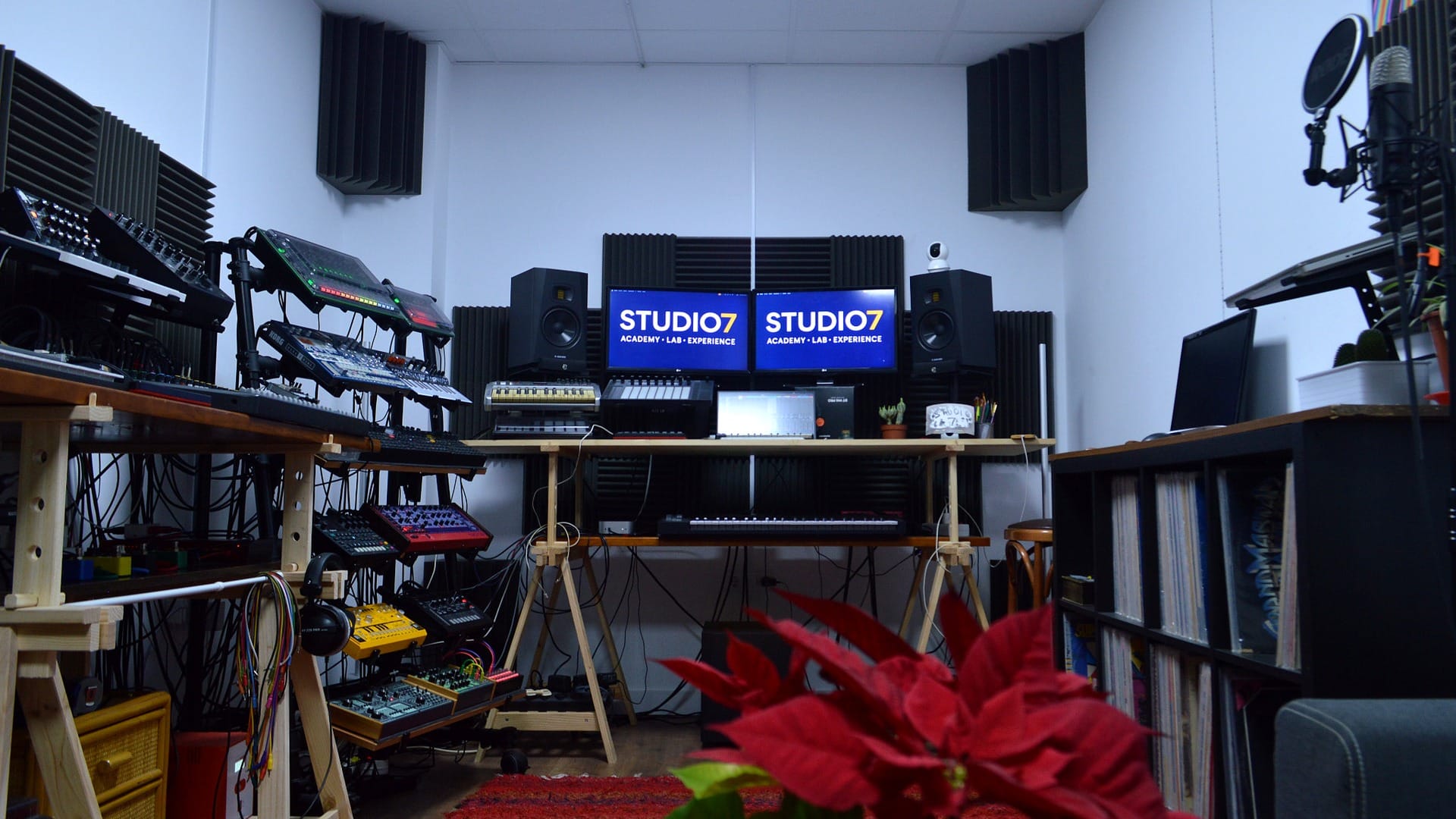 Interior de STUDIO7 con detalle del estudio musical en Roquetas de Mar
