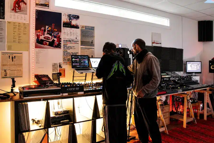José, responsable de STUDIO7, acompañando una sesión de DJ en el estudio musical de Roquetas de Mar